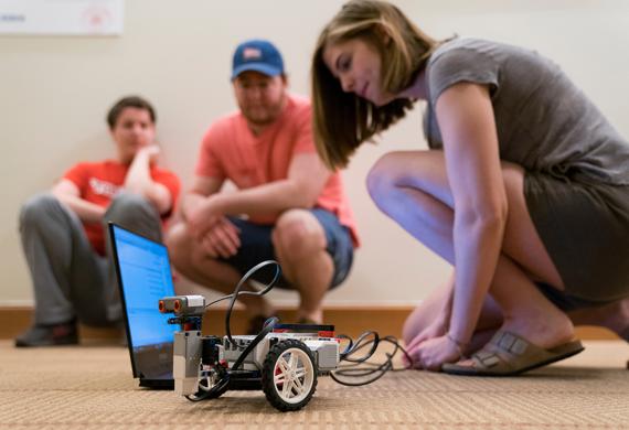 图为学生们在机器人竞赛中通力合作.